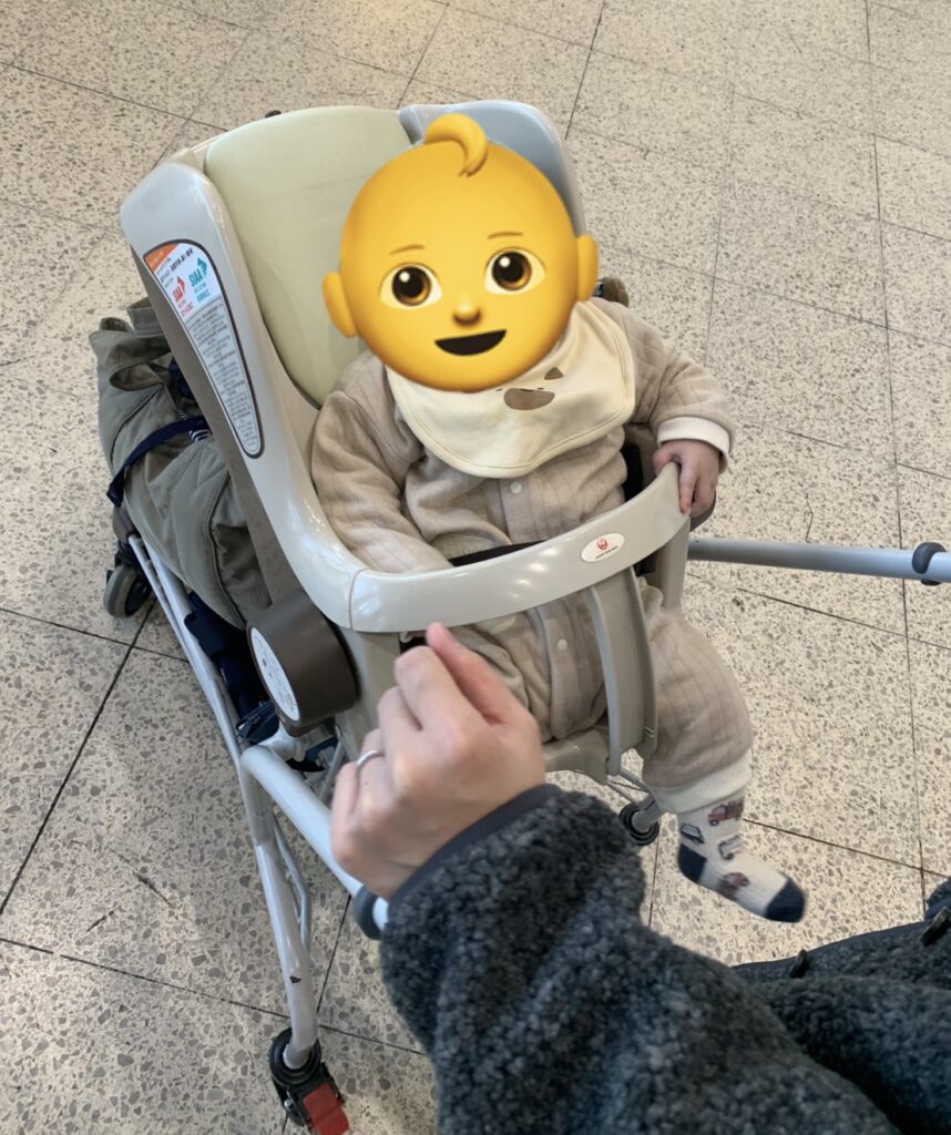 JALの貸出ベビーカーに乗る息子